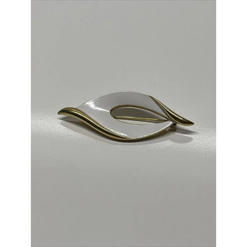 Vintage‎ Signed Trifari White Enamel Abstract Brooch Pin Gold Tone Retro Signed